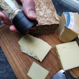 Käsebrot gewürzt mit Zitronengewürz