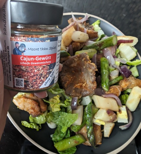Spargelsalat mit Austernpilzen, die zusammen mit Cajun-Gewürz mehliert und angebraten wurden.
