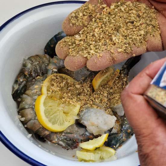 Garnelen mariniere ich gerne nur mit Salz, frischer Zitrone und einer guten Menge Fisch & Meer!