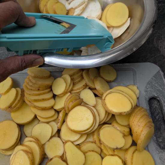 Schneide die Kartoffeln und Sellerie in Scheiben.