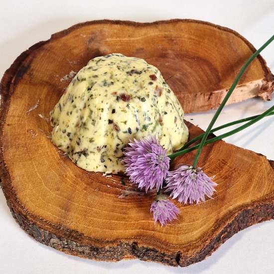 So kann die Kräuterbutter aussehen, wenn du sie nach unserem Rezept verwendest.