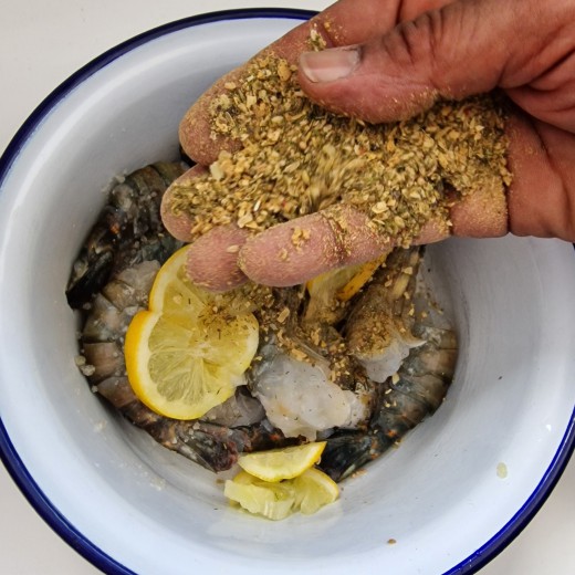 Garnelen mariniere ich gerne mit Salz, frischer Zitrone und einer guten Menge Fisch & Meer!