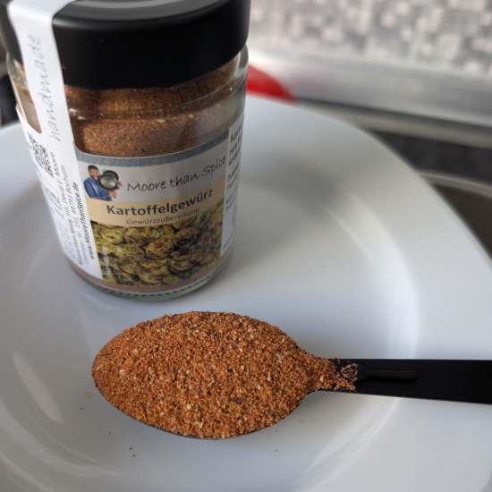 Schmecke die Soße mit unserem Kartoffelgewürz ab.