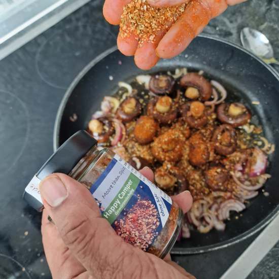 Für eine leckere Pilzpfanne brate ich Champignons mit Zwiebeln an, gebe etwas Salz und Happy Camper nach Geschmack hinzu. Fertig!