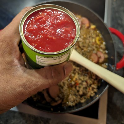 Schritt 4: Gib die Tomaten dazu und lass es für ein paar Minuten kochen.