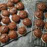 Überstreich die Lebkuchen mit geschmolzener Kuvertüre.